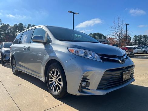 Used 2020 Toyota Sienna XLE image 1