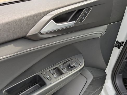 Used 2025 Volkswagen Taos SE image 11