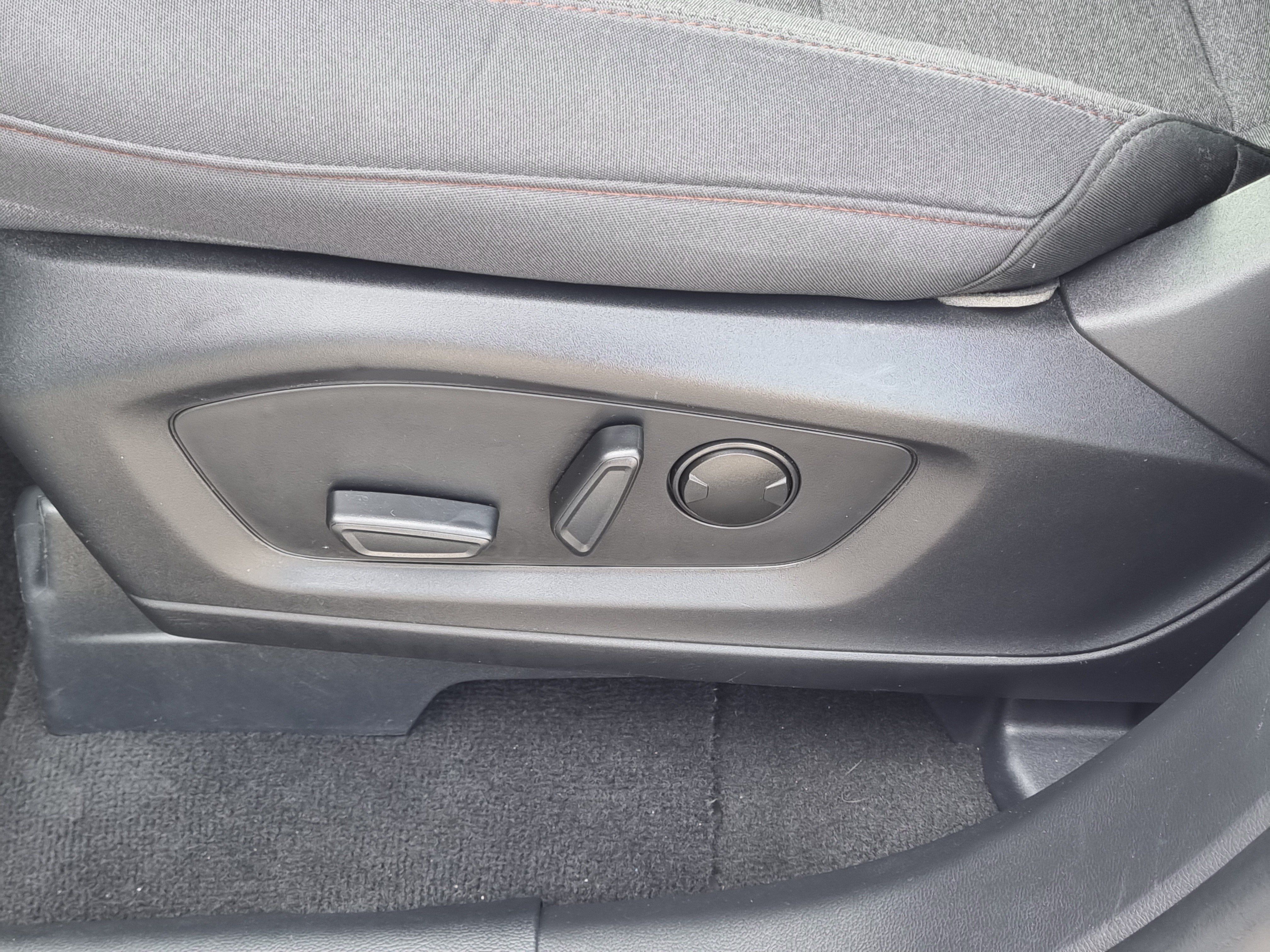 Used 2025 Ford Explorer Active AWD/4WD image 24