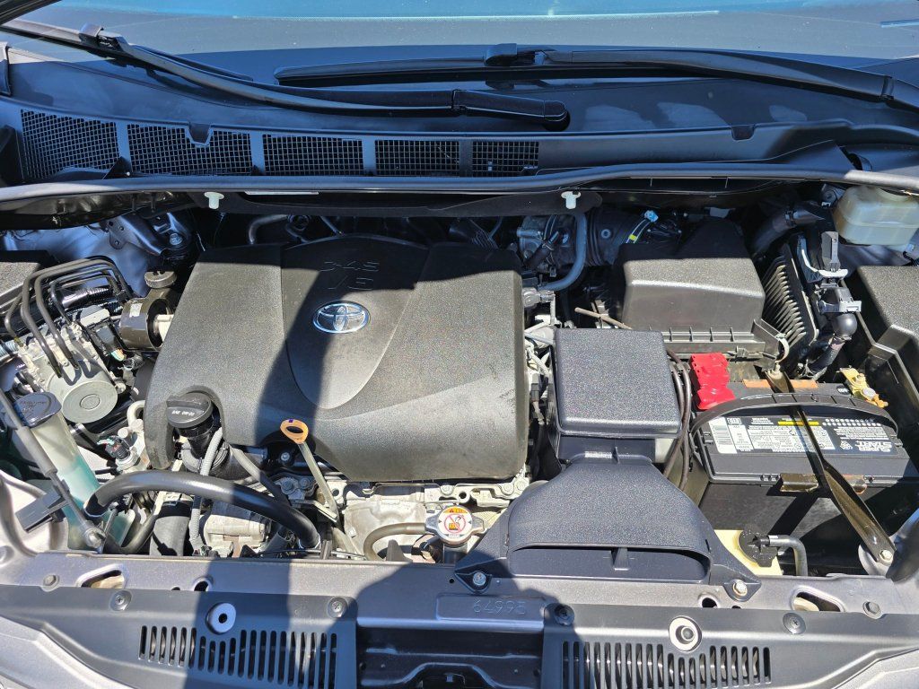Used 2017 Toyota Sienna XLE Premium FWD image 25