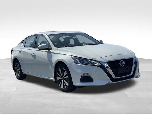 Certified 2022 Nissan Altima 2.5 SV w/ SV Premium Package image 3