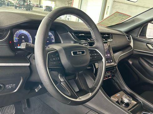 Used 2025 Jeep Grand Cherokee L Laredo image 48