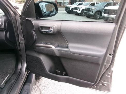 Used 2021 Toyota Tacoma TRD Sport w/ Technology Package image 11