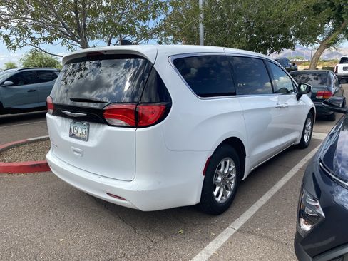 Used 2022 Chrysler Voyager LX FWD image 2