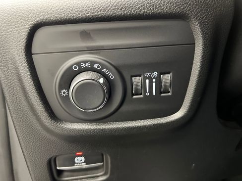 Used 2025 Jeep Grand Cherokee Altitude AWD/4WD image 36