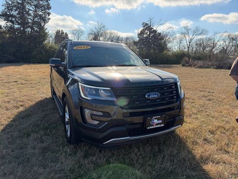 Used 2017 Ford Explorer XLT w/ Equipment Group 202A image 2