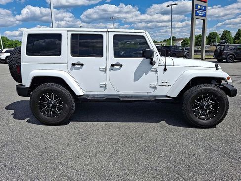 Used 2017 Jeep Wrangler Unlimited Sahara w/ Connectivity Group AWD/4WD image 8