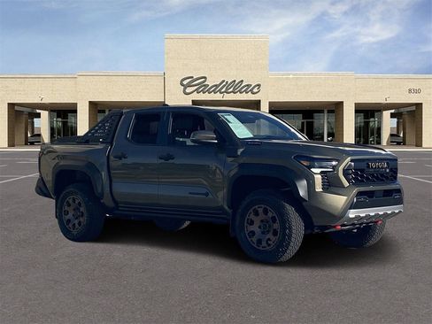 Used 2025 Toyota Tacoma TRD Sport image 3