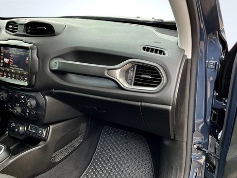 Used 2023 Jeep Renegade Latitude w/ Premium Group image 17