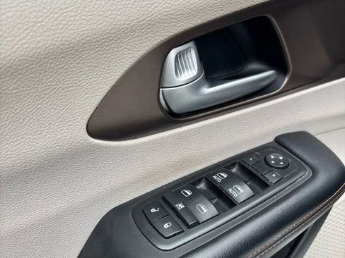 Used 2018 Chrysler Pacifica Touring Plus w/ Tire & Wheel Group image 39