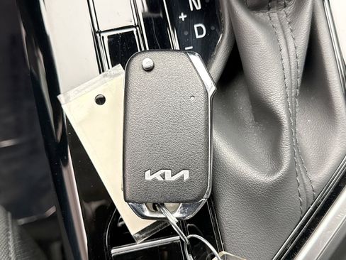 Used 2023 Kia Niro LX image 22