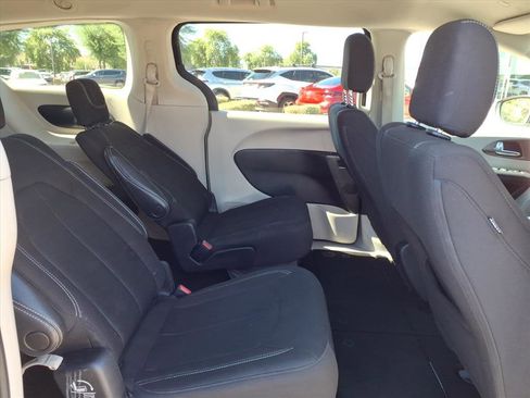 Used 2022 Chrysler Voyager LX image 14