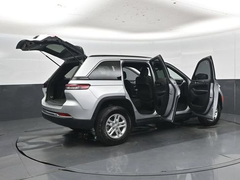 Used 2025 Jeep Grand Cherokee Laredo AWD/4WD image 54