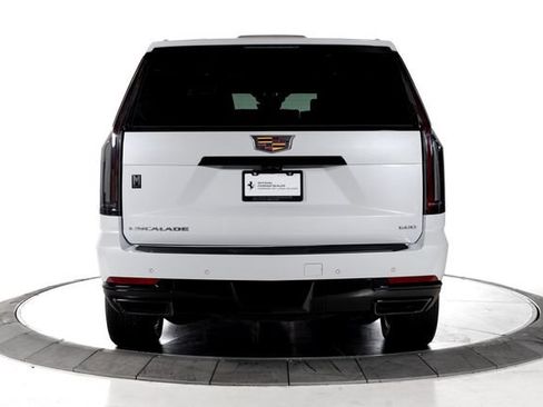 Used 2026 Cadillac Escalade Platinum Sport w/ LPO, Floor Liner Package AWD/4WD image 4
