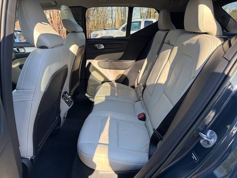 Used 2022 Volvo XC40 T5 Momentum w/ Premium Package image 15