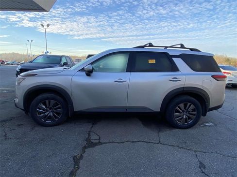 Used 2024 Nissan Pathfinder SV w/ SV Premium Package image 2