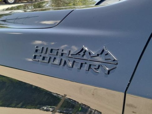 Used 2024 Chevrolet Suburban High Country AWD/4WD image 6