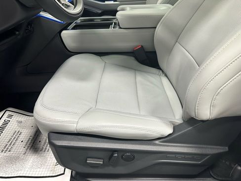 Used 2025 Ford Expedition Platinum image 13