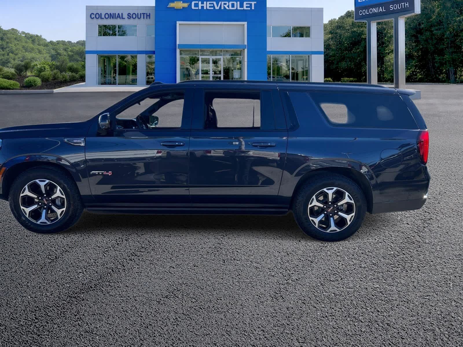 Used 2025 GMC Yukon XL AT4 w/ AT4 Premium Plus Package AWD/4WD image 3