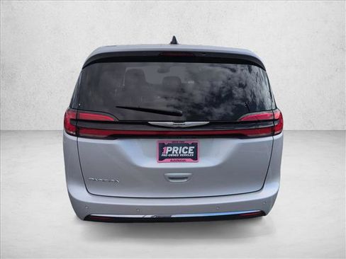 Used 2024 Chrysler Pacifica Touring-L image 7