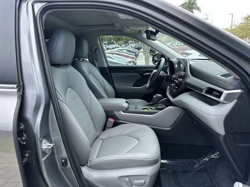 Used 2025 Toyota Highlander XLE FWD image 29
