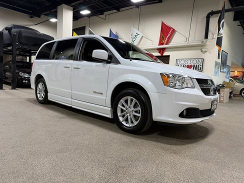 Used 2019 Dodge Grand Caravan SXT image 4