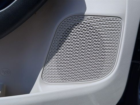 Used 2023 Chrysler Pacifica Touring-L image 25