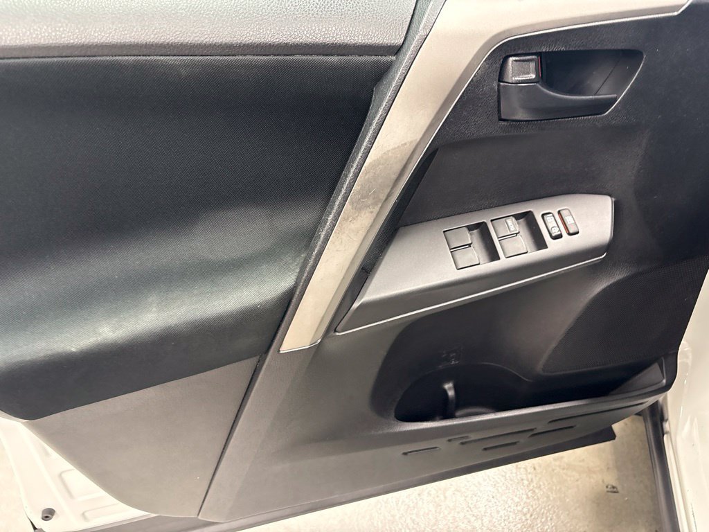 Used 2016 Toyota RAV4 LE AWD/4WD image 17