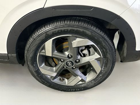 Used 2024 Hyundai Venue Limited image 11