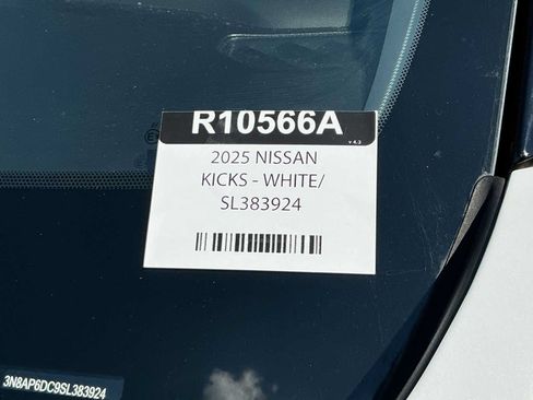 Used 2025 Nissan Kicks SR w/ SR Premium Package FWD image 30
