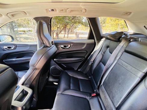 Used 2020 Volvo XC60 T5 Momentum w/ Protection Package Premier image 27