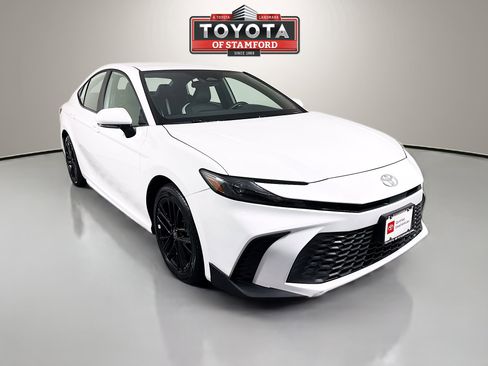 Certified 2025 Toyota Camry SE image 1