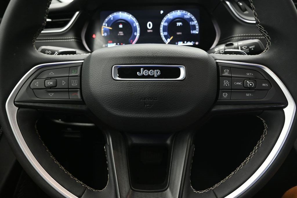 Used 2025 Jeep Grand Cherokee Laredo X AWD/4WD image 21