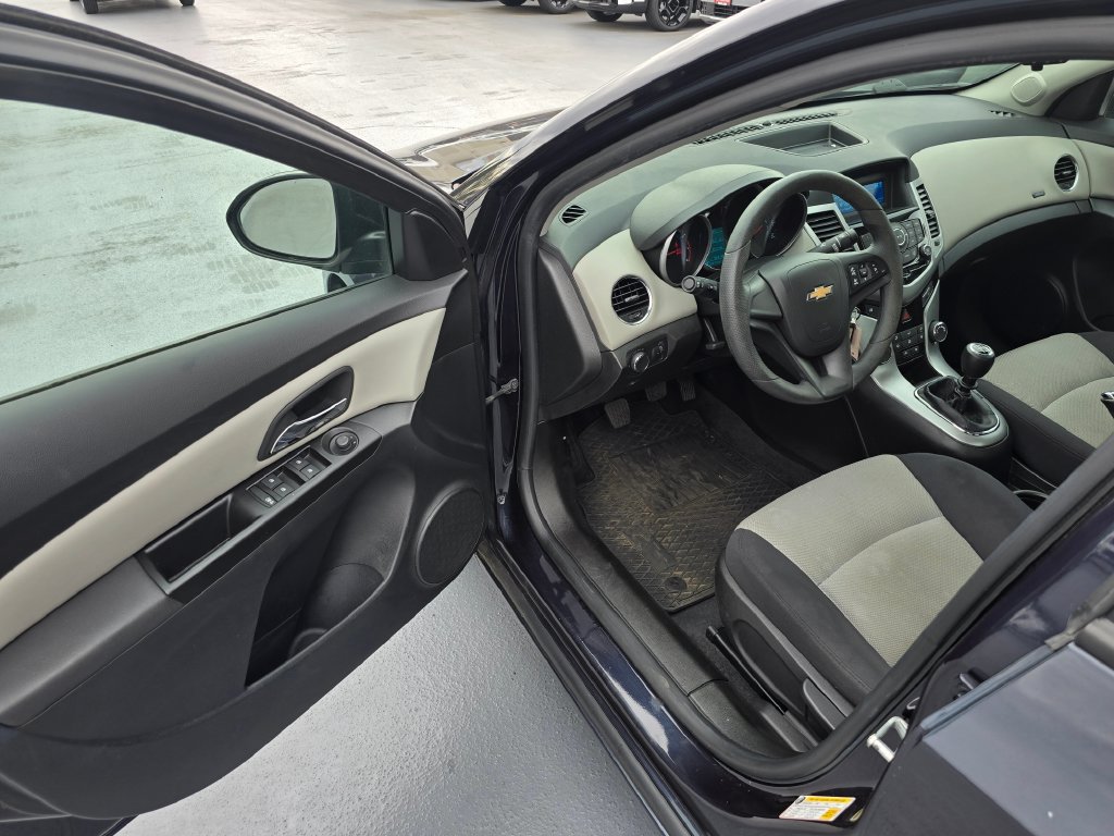 Used 2014 Chevrolet Cruze LS FWD image 19