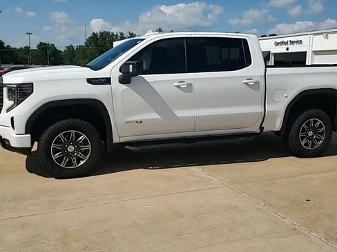 Used 2024 GMC Sierra 1500 AT4 w/ Technology Package AWD/4WD image 5