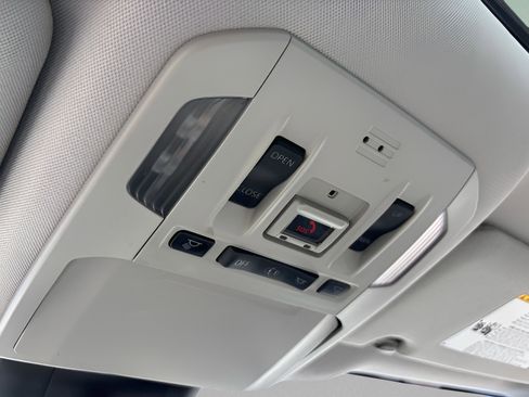 Used 2020 Toyota Highlander XLE image 27