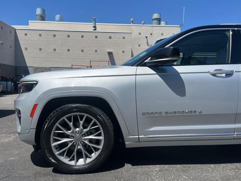 Used 2022 Jeep Grand Cherokee Summit w/ Adv Protech Group IV AWD/4WD image 9