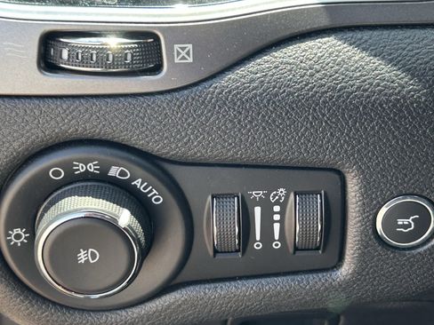 Used 2019 Jeep Cherokee Limited w/ Luxury Group AWD/4WD image 17