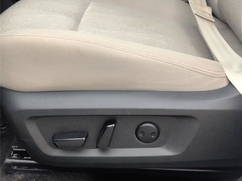 Used 2025 Nissan Rogue SV FWD image 17
