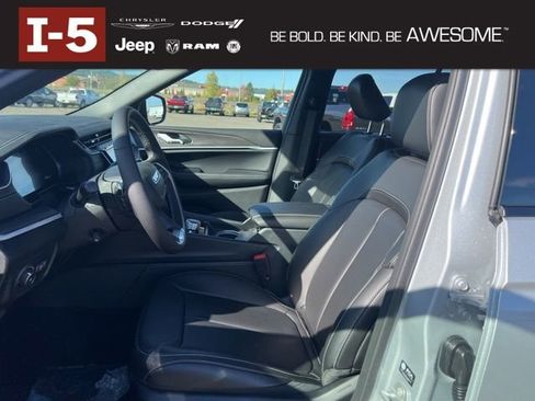 New 2025 Jeep Grand Cherokee Limited w/ Luxury Tech Group II image 16