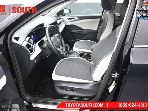 Used 2025 Volkswagen Taos SE FWD image 9