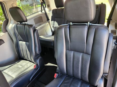 Used 2013 Chrysler Town & Country Touring-L w/ Entertainment Group #2 image 8