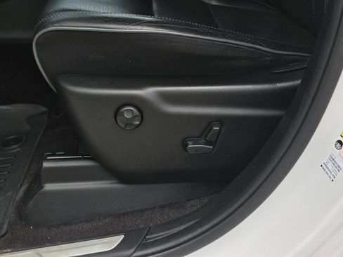 Used 2019 Jeep Grand Cherokee Overland AWD/4WD image 29