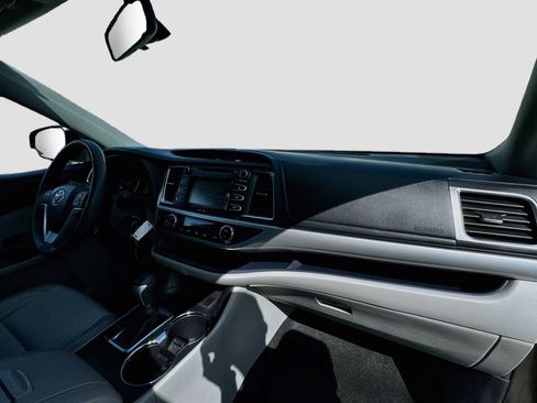 Used 2015 Toyota Highlander Plus FWD image 34