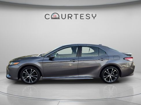 Used 2020 Toyota Camry SE FWD image 2