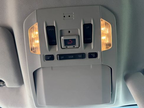 Used 2021 Toyota Highlander XLE FWD image 30