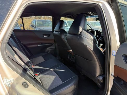 Used 2021 Toyota Venza XLE image 21