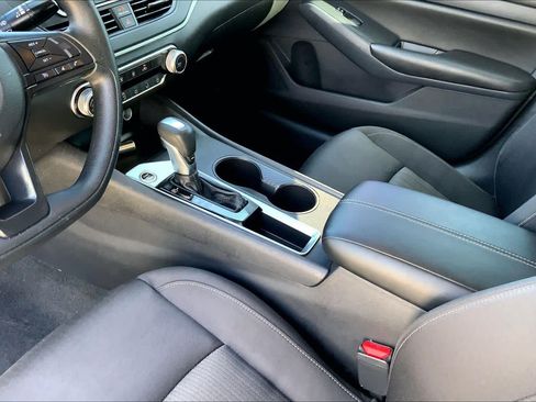 Used 2024 Nissan Altima 2.5 S FWD image 16