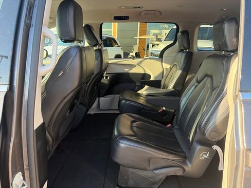 Used 2023 Chrysler Pacifica Touring-L image 20