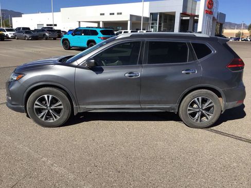 Used 2017 Nissan Rogue SL w/ SL Premium Package FWD image 2